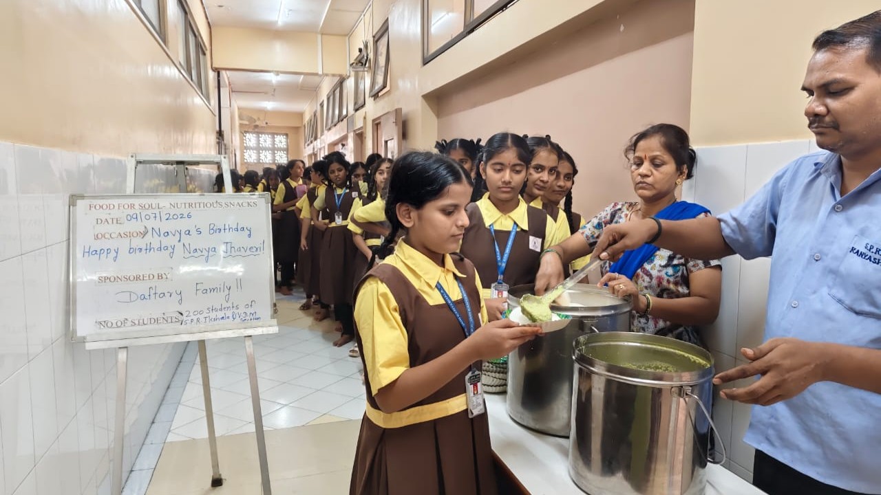 Secondary Students receiving idli chutney