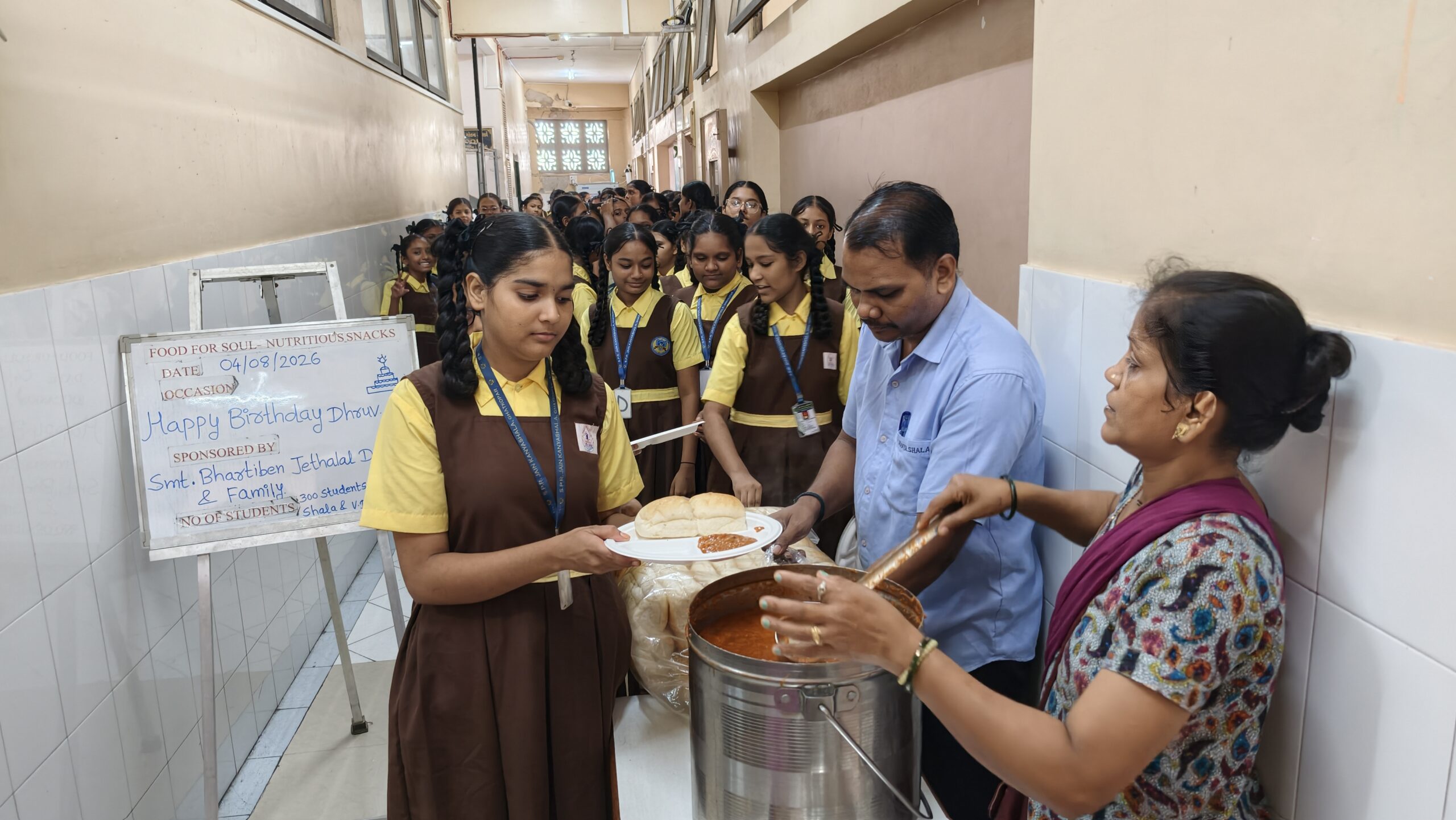 Secondary students receiving pav bhaji