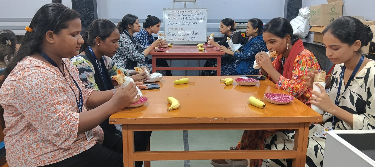 Students eating Frankie